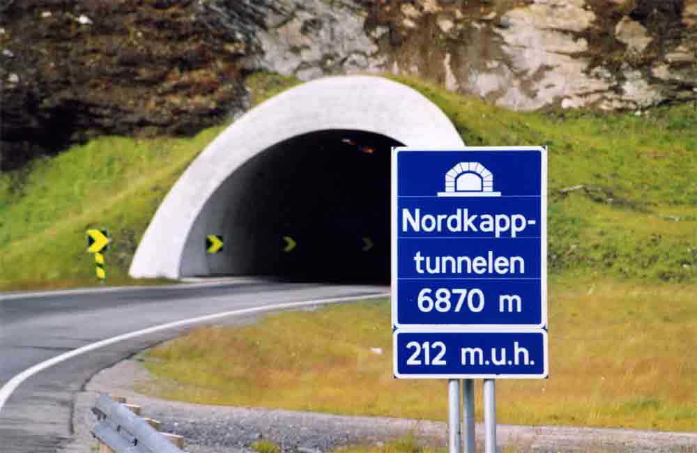 Noruega 005 - Cabo Norte - túnel de acceso - 2001.jpg